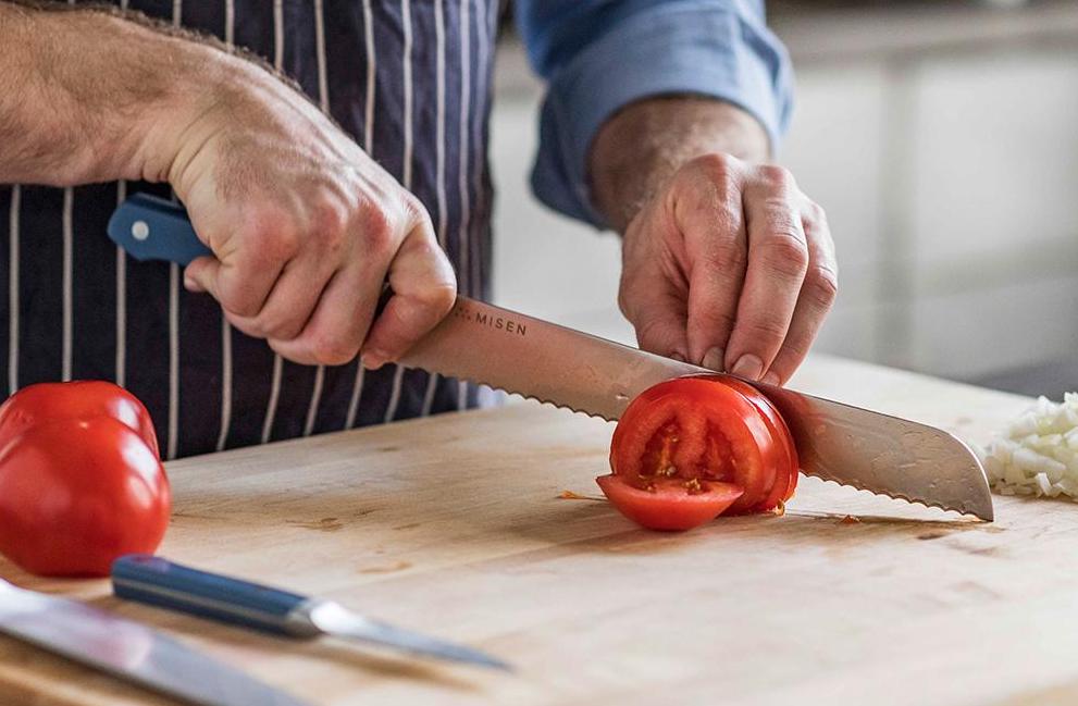 Good knife set: A chef cuts a tomato with a Misen serrated knife