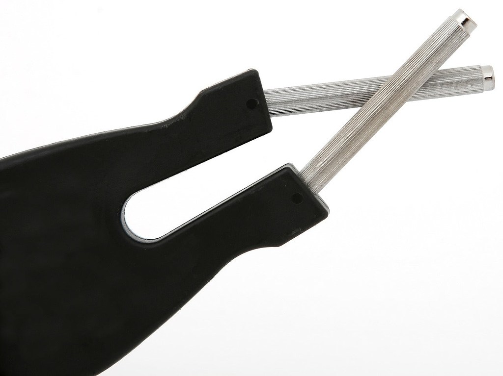Sharpening stone: a manual knife sharpener