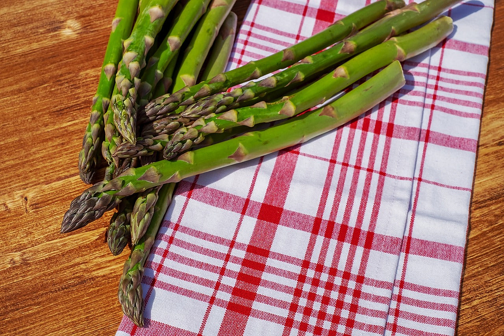 How to cut asparagus: whole asparagus spears