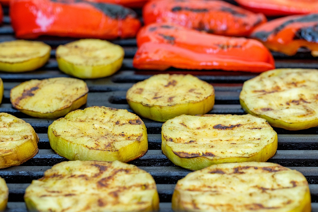 How to cut eggplant: skinless eggplant rounds on the grill