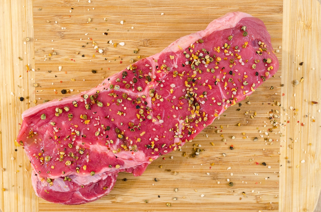 Best wood for cutting board: Raw meat on a cutting board