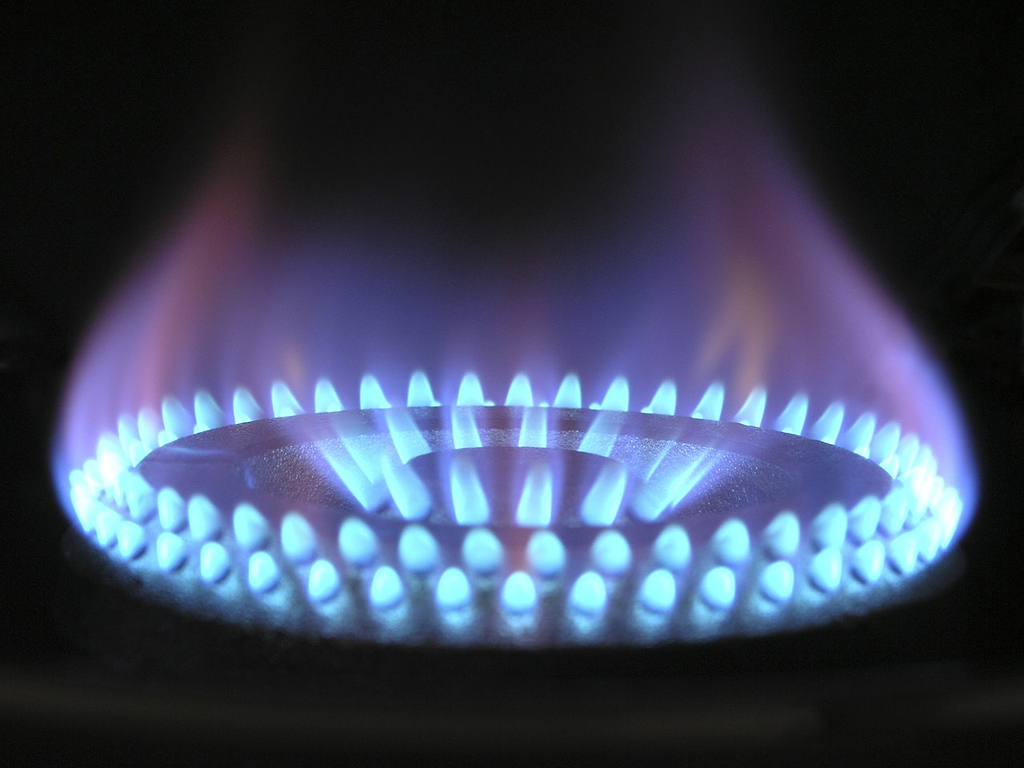 Cooking with stainless steel: a flame on a gas burner
