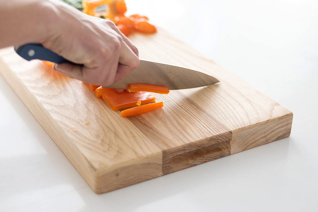 Cutting board material: the Misen ash wood cutting board with carrots