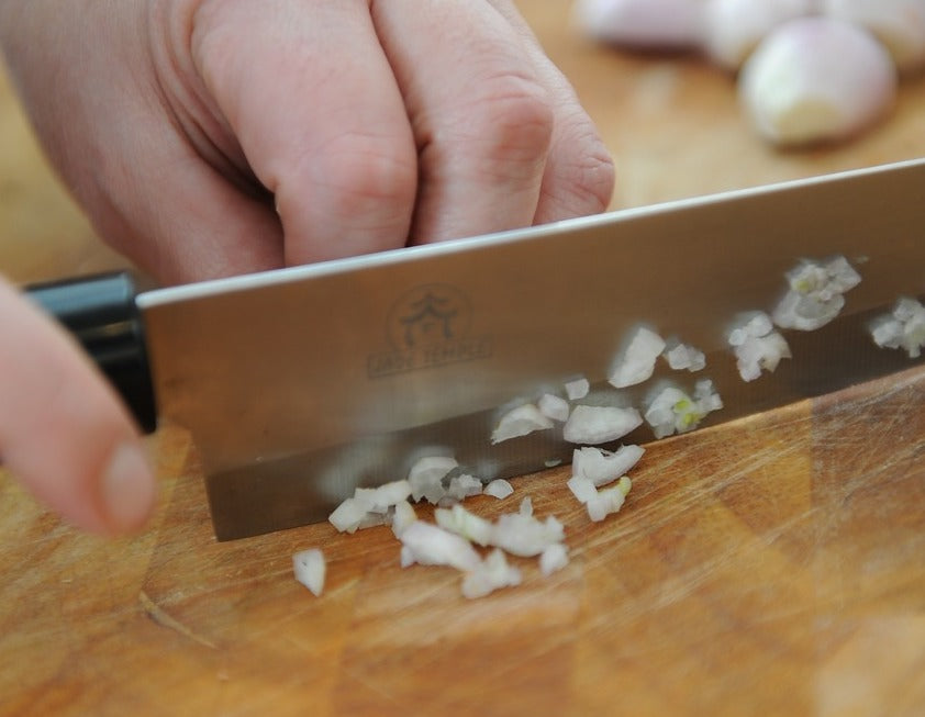 How to cut garlic: Hands use knife to chop garlic