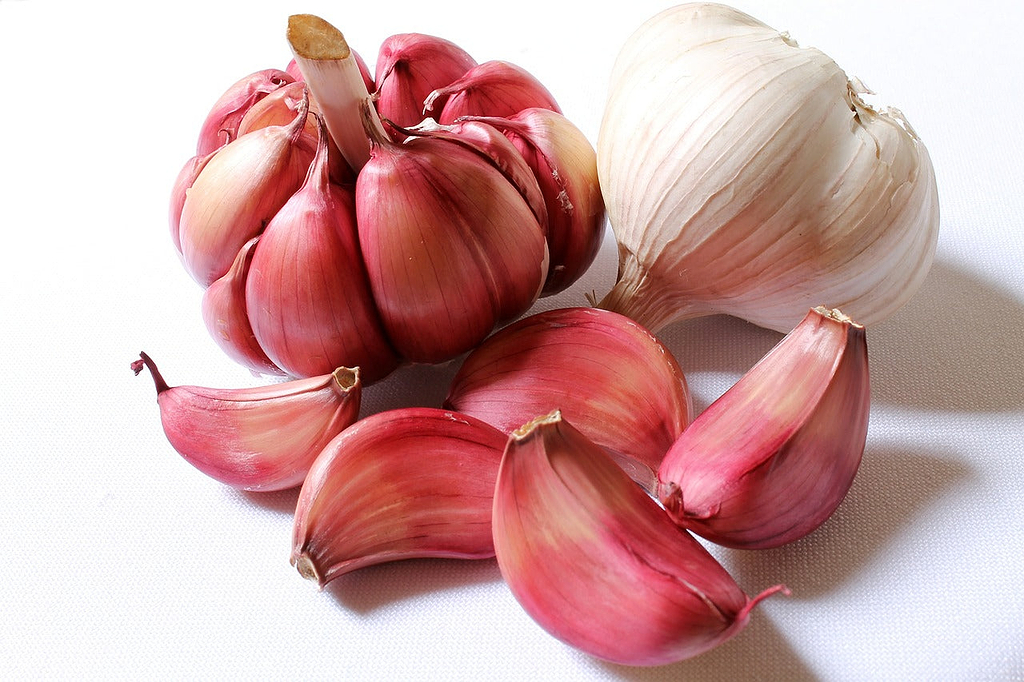 How to cut garlic: a peeled head of garlic with separate cloves