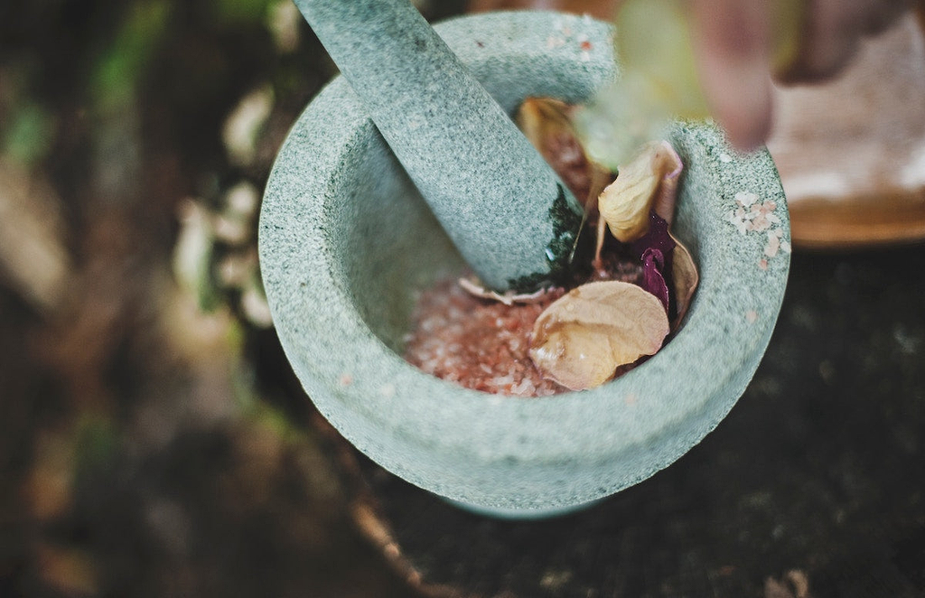 How to cut garlic: garlic cloves in a mortar with pestle