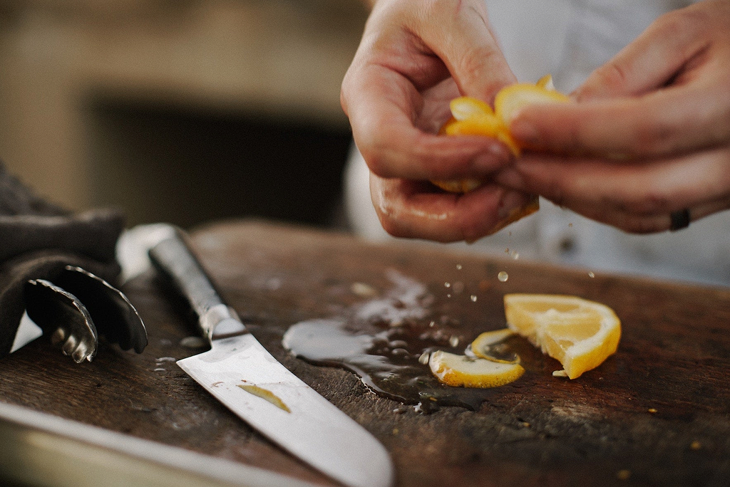 How to sharpen a knife: a lemon sliced by a chef's knife