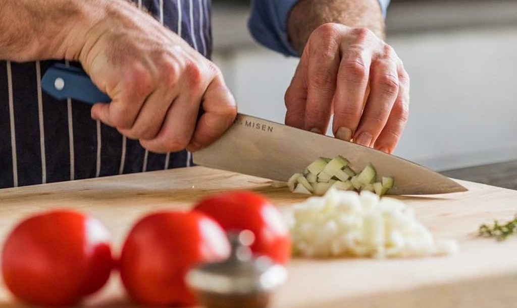 How to cut garlic: Chef uses Misen Chef's Knife to chop