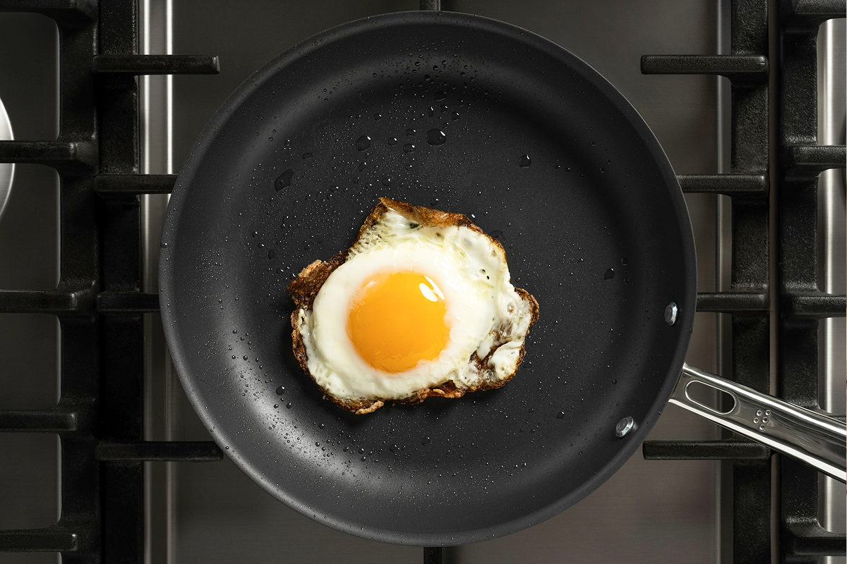 Nitrided Carbon Steel vs Ceramic Nonstick: Delicate Foods Test