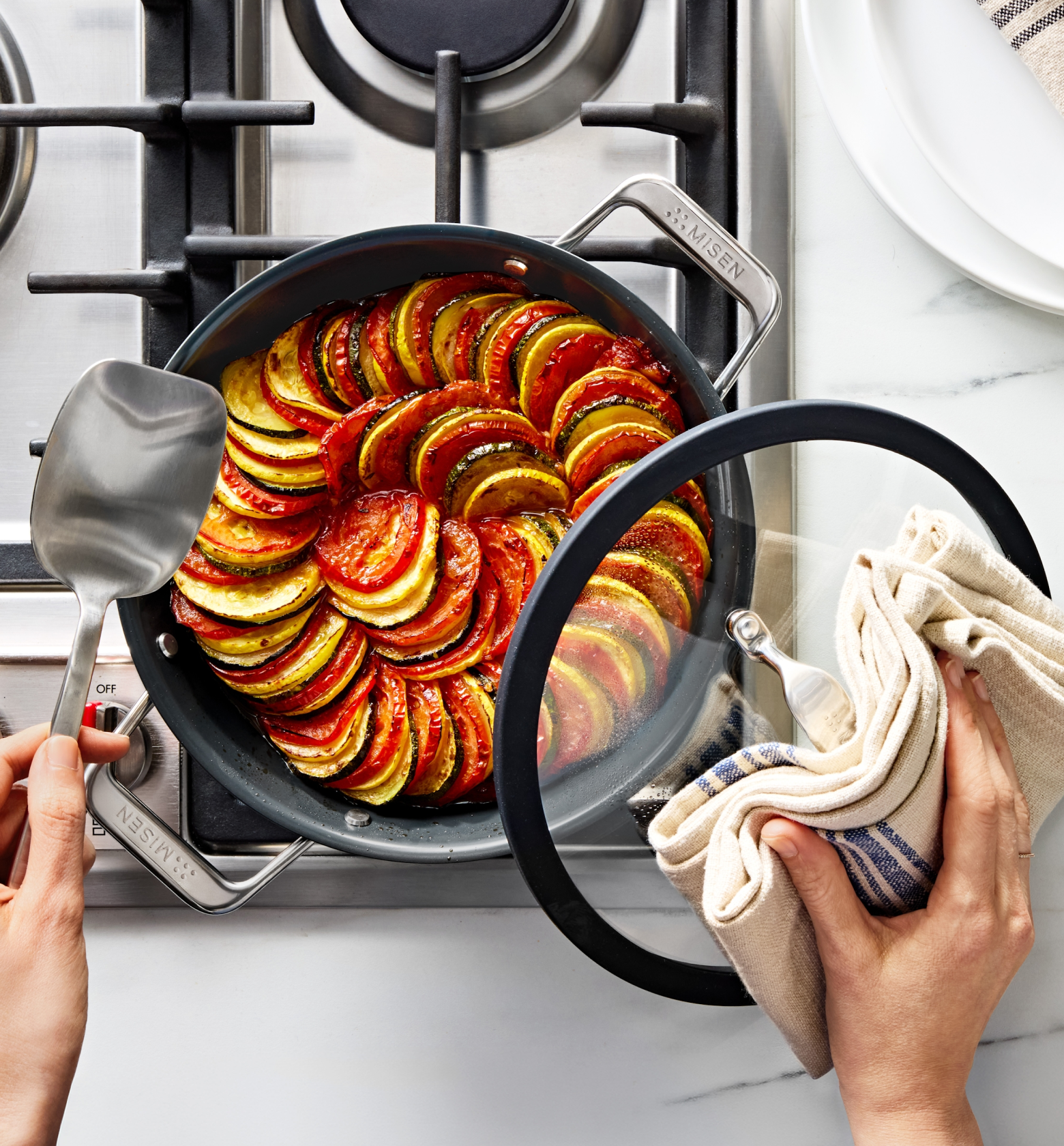 10" Carbon Nonstick™ Round Roaster + Glass Lid