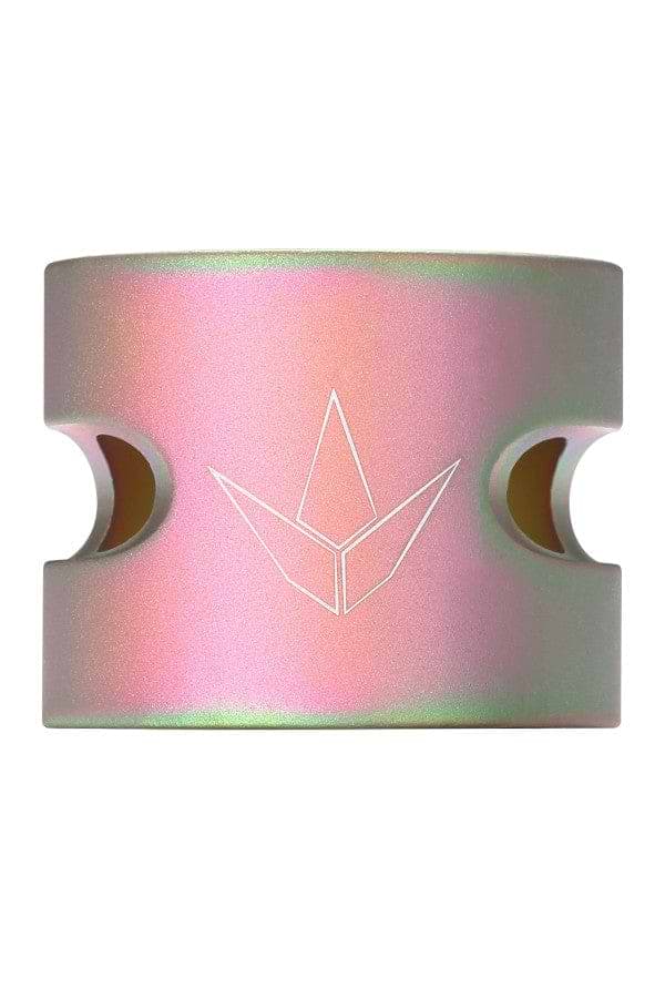 The Blunt Envy Twin Slit 2 Bolt Oversized Scooter Clamp in Matted Oil Slick Neochrome features a cylindrical aluminium design with an iridescent finish. It showcases cut-out sections on both sides and a minimalist geometric logo at the center. The colors transition beautifully from pink to green, providing a metallic sheen that enhances your stunt scooter's style.
