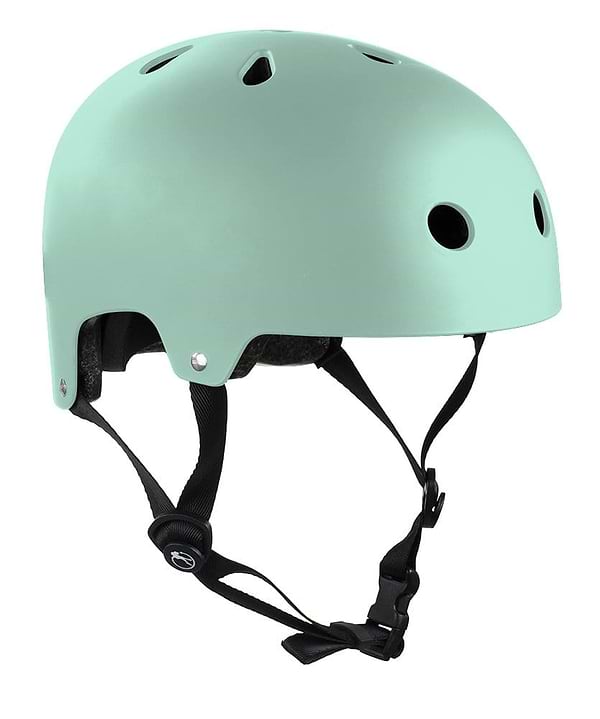 The SFR Essentials Skate / Scooter Helmet in matt teal includes ventilation holes and an adjustable black chin strap, providing optimal protection for skating or cycling. Made with high-impact ABS, it guarantees a secure and comfortable fit for any adventure.