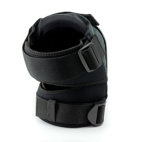 Introducing the CORE Pro Park Knee V2 Skate Protection Pads in Black/Red, ideal for skatepark enthusiasts. Designed to deliver exceptional support and stability, these pads feature a Dynamic Size System for a customized fit and are crafted from robust materials to ensure comfort and durability.