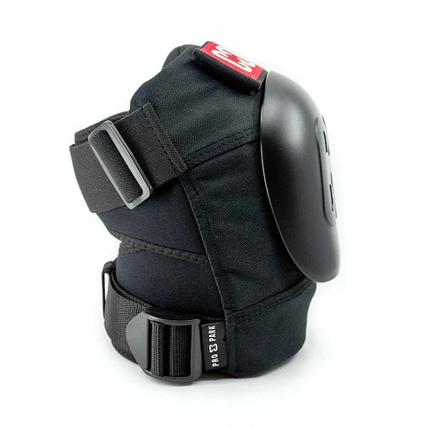 Introducing the CORE Pro Park Knee V2 Skate Protection Pads by CORE, featuring adjustable straps and a hard plastic cap—ideal for skatepark riders. These pads come with a distinctive red tag on top, making them suitable for skateboarding and other sports. Their ergonomic and durable design integrates a Dynamic Size System to ensure an optimal fit.