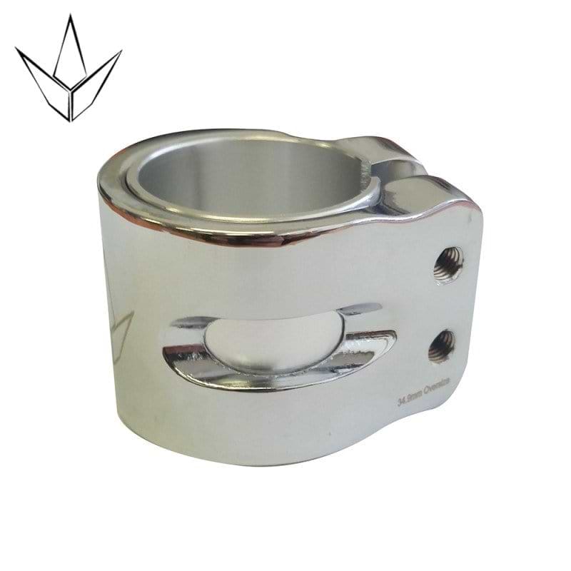 Introducing the Blunt Envy Twin Slit 2 Bolt Oversized Scooter Clamp in Chrome Silver. This sleek and lightweight clamp is crafted with a smooth, curved design from high-quality aluminium. Featuring two screw holes and a subtle logo in the top left corner, it's perfect for securely fastening cylindrical objects like stunt scooter components.