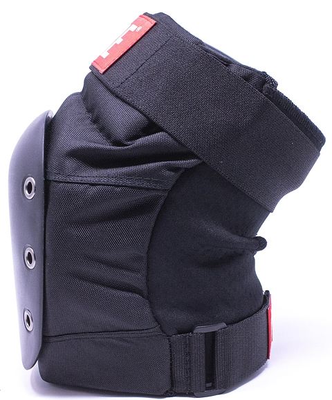 The CORE Pro Street Knee Skate Protection Pads in black feature a hard shell and adjustable straps with a breathable neoprene lining. The distinctive red CORE label catches the eye, making them ideal for sports that demand dependable knee protection. In the side view, you can see the EVA foam padding and fastening mechanisms that ensure a secure fit.