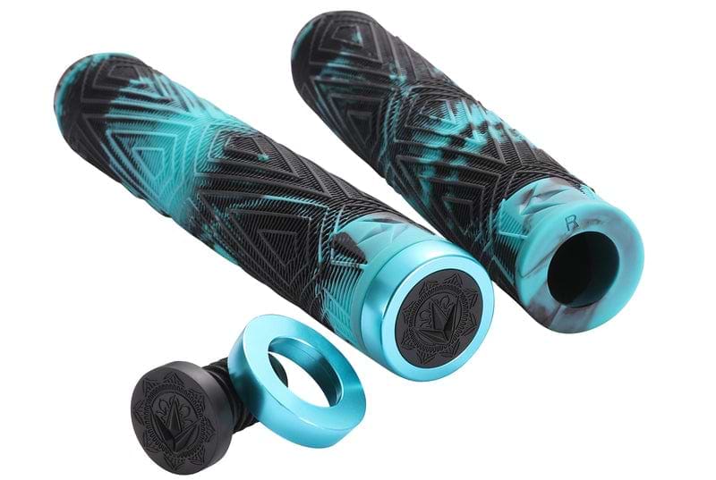 The Blunt Envy Will Scott Black/Teal Stunt Scooter Grips, measuring 170mm, are crafted from thermoplastic rubber and sport geometric patterns. The set comes with two grips and coordinating end caps.