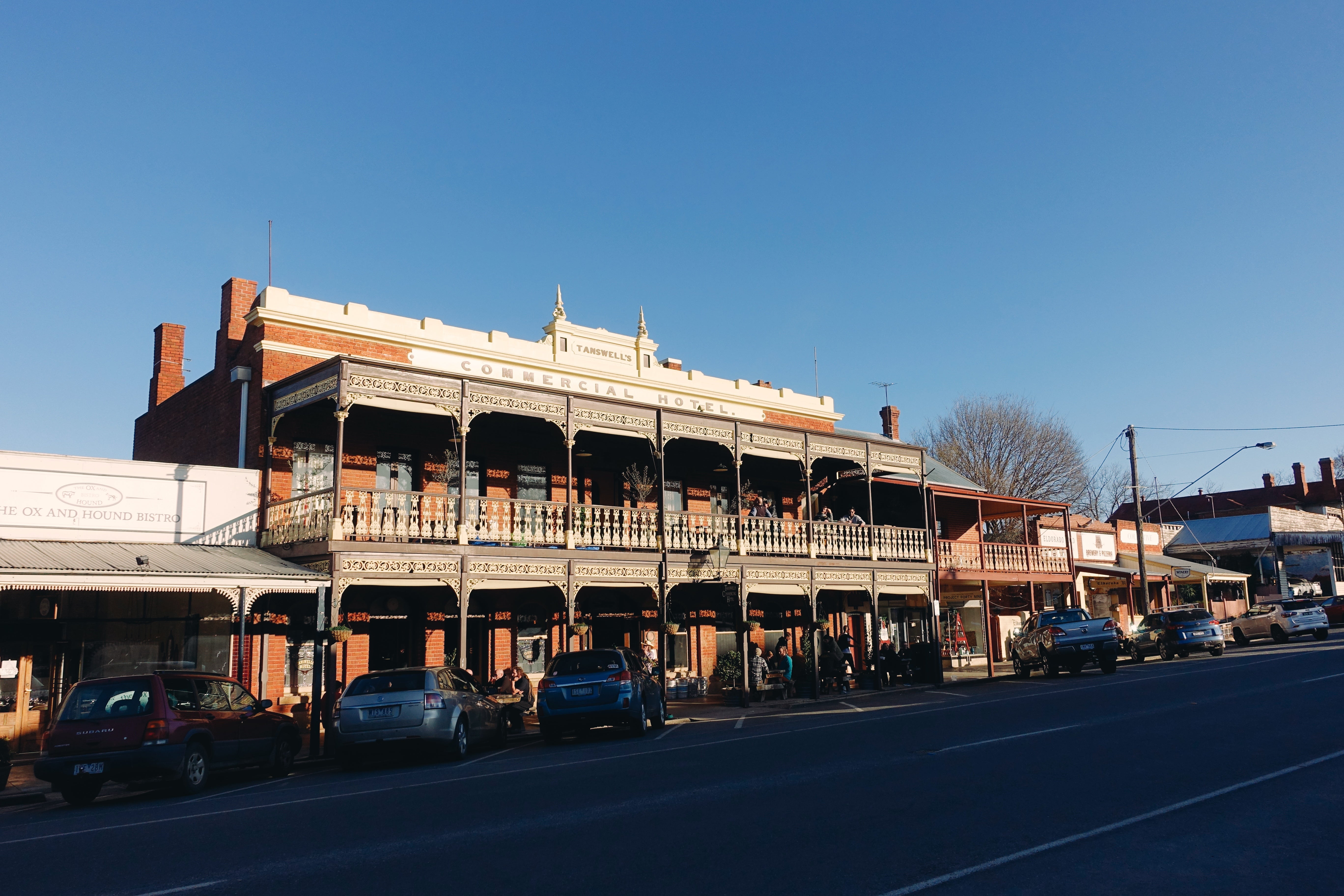 Image of the Commercial Hotel in Beechworth taken from the street