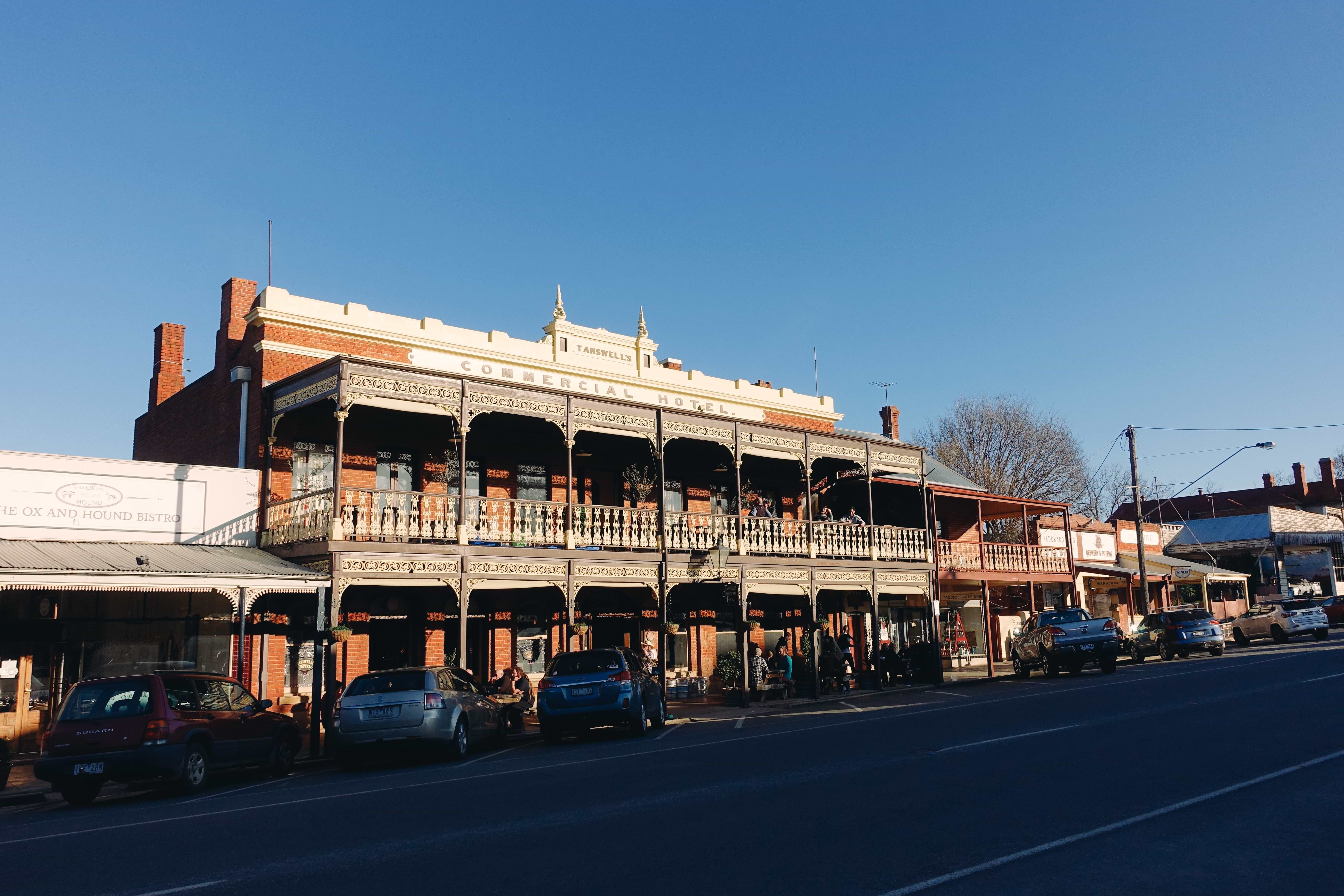 Image of the Commercial Hotel in Beechworth taken from the street