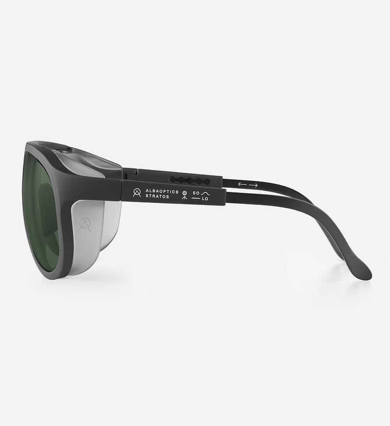 ALBA Optics SOLO black performance cycling sunglasses — VZUM high‑contrast green single‑lens wraparound, ultra‑light frame with ventilation cuts, soft rubber temple tips, wind protection, handmade in Italy