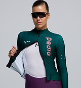 Close-up of Women’s Thermal LS Jersey in Pine showcasing Chillblock fabric and premium detailing for winter rides