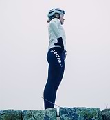 Women's porcelain thermal cycling jacket side view, windproof water-resistant winter cycling jacket with advanced membrane, two-way waterproof zipper, hem gripper, concealed rear pocket and reflective details for commuting and training