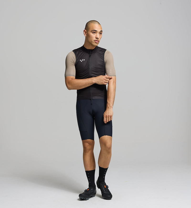Pedla Essentials Men's Classic LITE Gilet Black - The Classic LITE Gilet is designed for riders who want one reliable layer to handle it all—training in winter, racing in summer, and everything in between. It’s lightweight and easy to stow, making it the piece you’ll reach for when the forecast looks uncertain or when you just need a bit more protection from the wind.