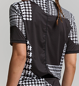 Pedla HoundsKNIT Tech Tee Black OFFSET - Escape the ordinary and redefine your cycling experience with the Tech Tee. This isn't just any cycling apparel; it's a revolution in comfort and style, meticulously designed for the road or gravel grinder who values freedom and flexibility.