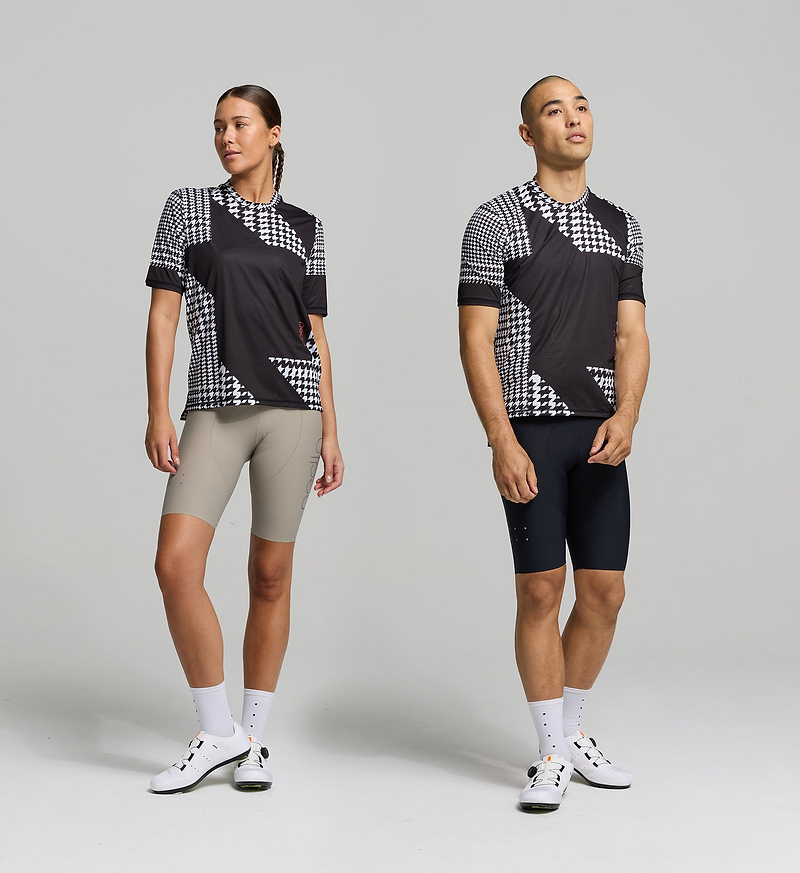 Pedla HoundsKNIT Tech Tee Black OFFSET - Escape the ordinary and redefine your cycling experience with the Tech Tee. This isn't just any cycling apparel; it's a revolution in comfort and style, meticulously designed for the road or gravel grinder who values freedom and flexibility.