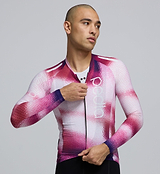 Close-up detail of AeroPRISMA sleeve fabric and welded hem on the Men's Pursuit LS 2.0 Jersey in AirFoils Hot Pink, emphasizing aerodynamic texture and premium Italian material quality.