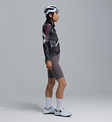 Pro Pursuit 3.0 men's long-sleeve aero cycling jersey Data Black side view on model, race-fit Italian performance fabric, aeroPRISMA sleeves, underarm mesh ventilation, reflective accents, 3 rear pockets