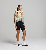 Profile view of the Women’s Pro Deflect 2.0 Cycling Gilet, showing the 4-way stretch side panels that enhance flexibility and freedom of movement.
