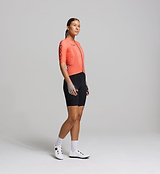 Profile view of the Women’s Pursuit AIR Cycling Jersey, highlighting its heat-welded Ultralite Aero sleeves with silicone-injected grippers for a sleek and secure fit.
