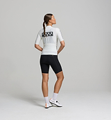 Full back view of the Women’s Pursuit AIR Cycling Jersey, featuring three reinforced rear pockets with elasticated openings for secure storage of cycling essentials.