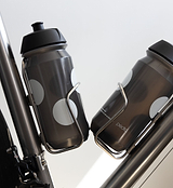 Pedla bidon securely mounted in bike bottle cage; compact, accessible, and perfect for hydration on the move
