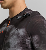 Close-up of hydration tube channel and seamless bonded hem – technical cycling jersey designed for efficiency and comfort in warm conditions