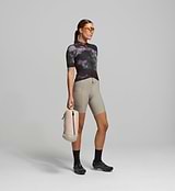Side profile of women’s dark purple cycling jersey – ergonomic sleeve and hydration tube channel for long-distance riding efficiency