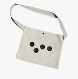 Pedla natural canvas musette bag — lightweight open-top cycling feed-zone crossbody/shoulder bag with long strap and black dot graphic, one-hand access for race food, on-the-go nutrition and cycling essentials