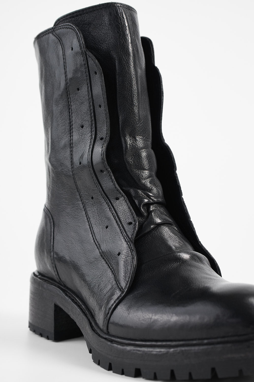 RADNOR urban-black laceless bikers.