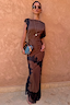Thumbnail for Abito maxi Fearne color cioccolato e pizzo nero a maniche corte, con occhiali da sole e clutch decorativa.