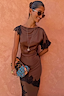 Vestito Fearne in cioccolato e pizzo nero con clutch di perline e occhiali da sole.