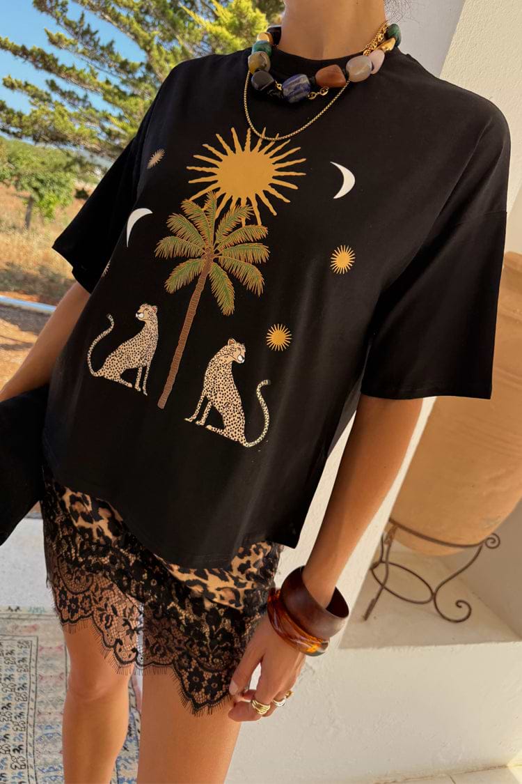 Running Wilder T-shirt in black cotton with a boxy relaxed fit featuring a leopard and palm tree print.