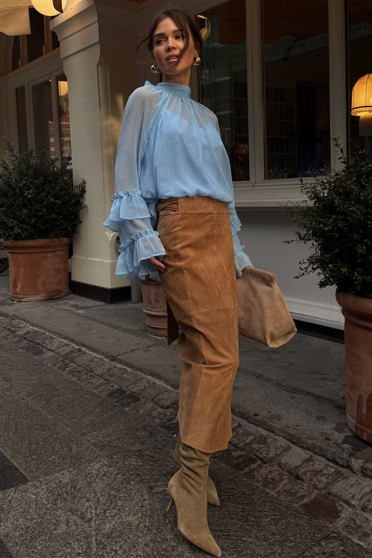 caption_Model wears Suede Jaspre Skirt in UK size 6/ US 2