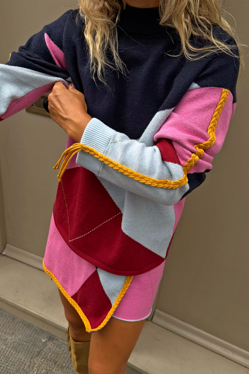 Model is 5ft5” and wears size M