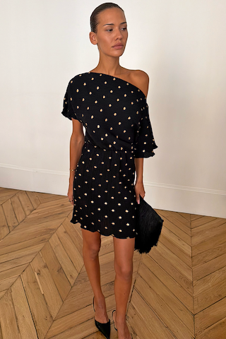 Model is 5ft5” and wears size XS