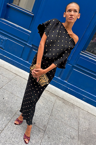 Model is 5ft5” and wears size XS