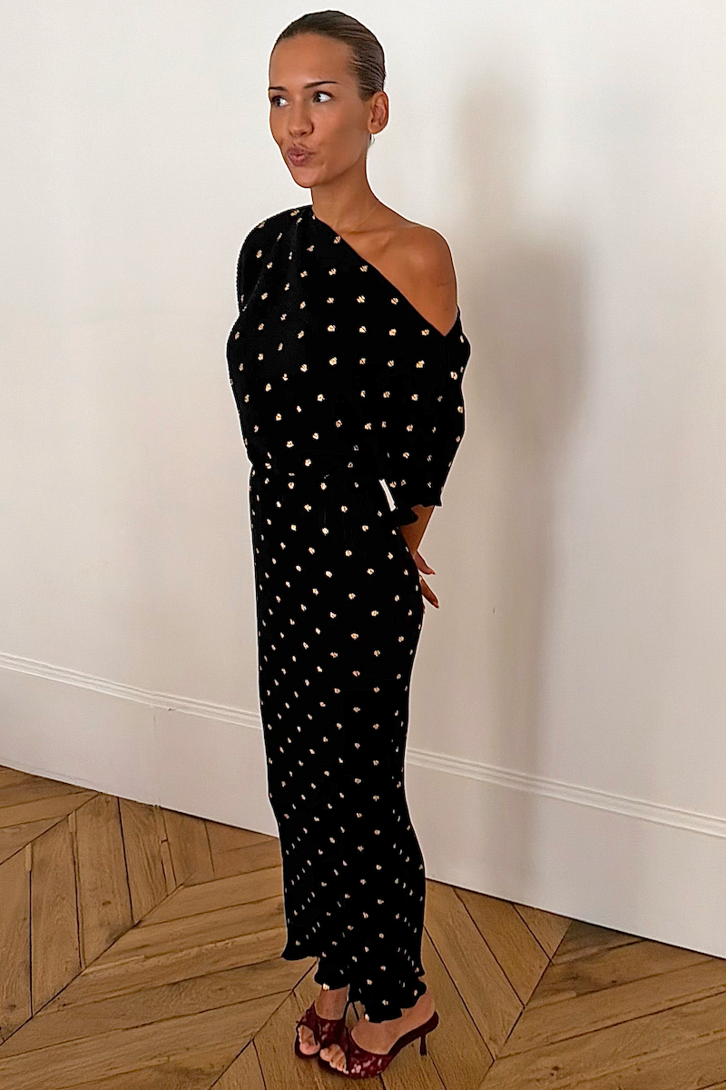 Model is 5ft5” and wears size XS