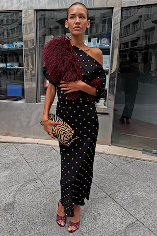 Model is 5ft5” and wears size XS