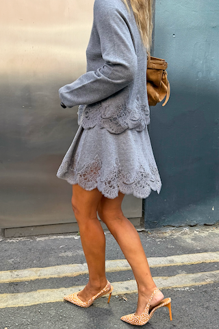Model is 5ft5” and wears size M