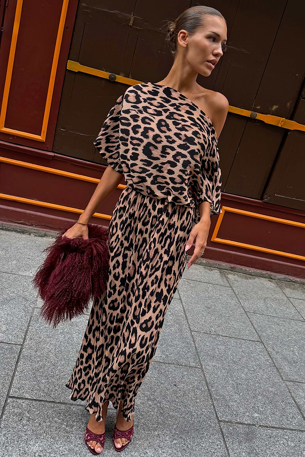 Model is 5ft5” and wears size XS